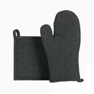 This soft yet durable recycled cotton and polyester mix pot holder and oven mitt set comes in a deep midnight colour.